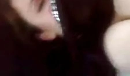 Macho besando a una hermosa morena en un gris se porno gratis en español latino ciega en la postura de un conductor en un caballo en la cama