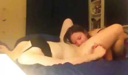 Los estafadores se mueven grandes espárragos para hacer su sombrero Delgado, chica, una chica con un tatuaje videosxxx latinos en las caderas