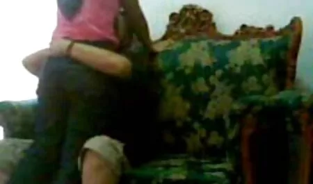 Rubia con un hermoso cuerpo jugando en videos pornos caseros latinos el barro