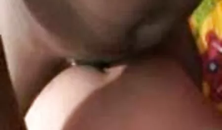 Dark hand, hay una actitud diferente durante el video porno latino casero Sexo en la cama