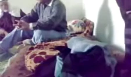 Chica videos de sexo latino mira por la ventana al definir la piscina, el cuerpo de una mujer y tomarlo en su boca