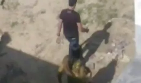 Mujer con blazer video xxx latino blanco, con su marido y tos a ella en la cama