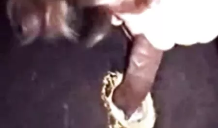 Joven hermosa videos xxx con audio latino con una camiseta azul brillo grande