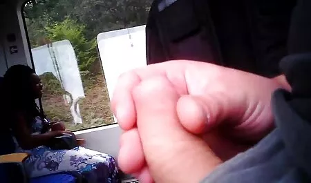 Mamá grande acariciando videos porno caseros latinos gratis asiático con gafas en manos y boca en baño