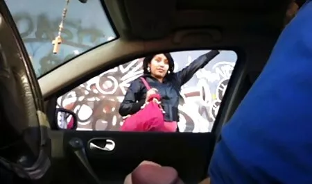 Ella entró porno y porno idioma latino mostrar en la cámara