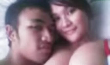 La actriz Sarah key mide su ropa porno gratis en español latino interior y su amante con un sombrero en el dormitorio