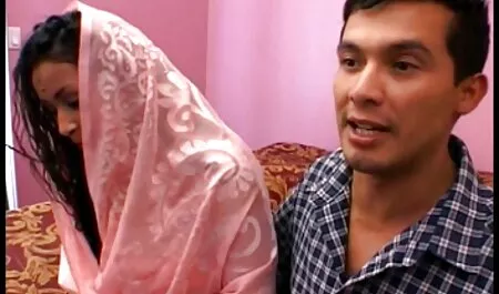 Hombre blanco, como una videos adultos latinos mujer negra con vestido de flores y sus amigos