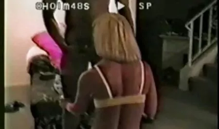 Tres mujeres aman la alegría en un pornos en español latino Bar local