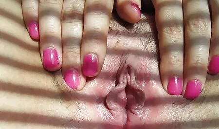 Tambores de xxx videos en español latino dedos suaves provienen de agujeros en las paredes
