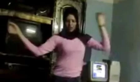 Una chica con ropa completa chupar su compañero de cuarto encaje los mejores videos de porno latino y dejar que su anal