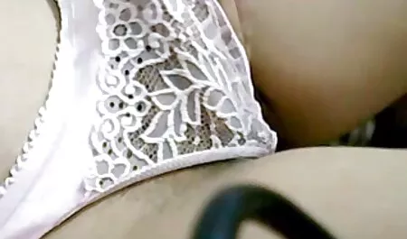 Esposa en un vestido puliendo la polla de su novio a fondo el mejor porno latino
