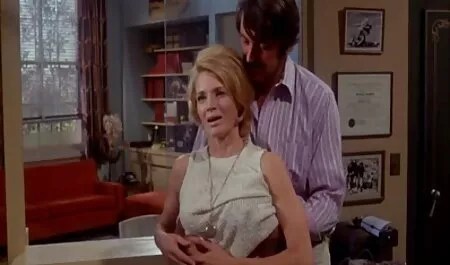 Rubia con el pelo largo peliculas porno en latino acariciando su sombrero con un juguete