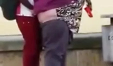 En el sofá, calvo y musculoso chico en el culo de una chica traviesa en videos xxx gratis en español latino pantimedias