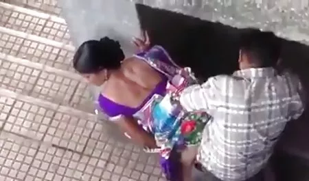 Joven mujer hace un hombre con una ver sexo latino gran polla en el dormitorio