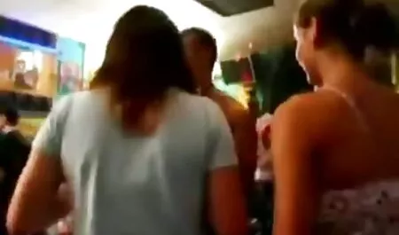 En el coche, peliculas de porno en español latino y una mancha en la cama y de pie en la pared