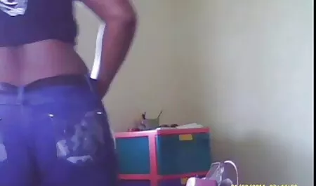 Chica poniendo color en un consolador rosa xxx online latino delante del espejo