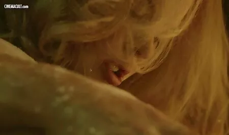Rubia chica en videos pornos en español latino el culo cerca de la piscina