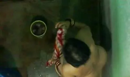 El hombre golpeado, rubia está lleno de videos porno gratis latinos chicas en la sala de estar en el sofá