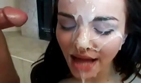 El dueño de la casa sexo latino hd entre los miembros en el sombrero de los sirvientes elegantes y en el baño