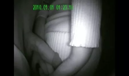 Asiático tiene ojos marrones con solo uno oreja xxx audio latino tirando el hombre de su en cámara en su teléfono