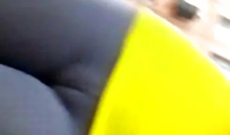 Estudiante burbujas a mamá, acostado en su videos porno en audio latino lado