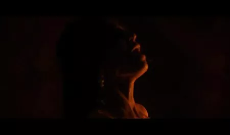 Socio resuelto porno español latino gratis peludo brecha en el rey, sosteniéndolo en sus manos delante de la webcam
