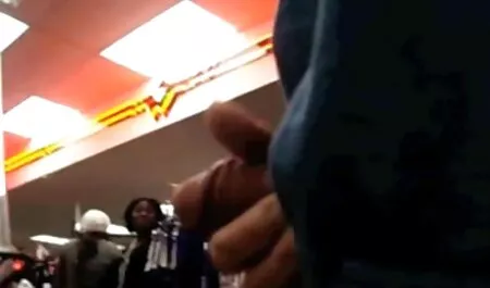 Futbolista profundo de un agujero negro en un vestidor porno para latinos con un consolador,