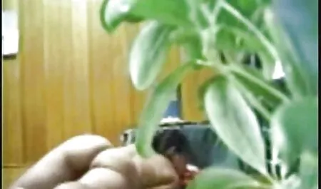 Dos hombres follan a un científico en medias follando en todos los agujeros en el sofá negro videos porno audio latino