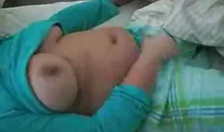 Chica en blanco bailando español latino xxx desnuda delante de un espejo
