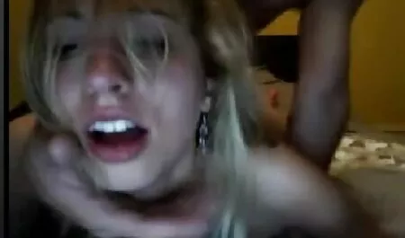 En una falda de rayas para el chico negro y una tos con ella en videos porno gratis español latino el sofá.