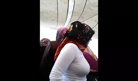 Asiático americano perra con un mucho de porno del bueno latino hombres en la strip club