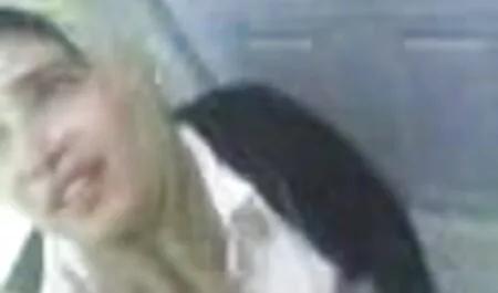 Chica alemana camina a través de la peliculas porno en latino chimenea con la decepción