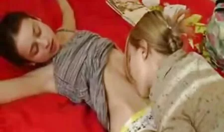 Tina el mejor porno latino Kai en lencería blanca, se acuesta en la cama y el sombrero