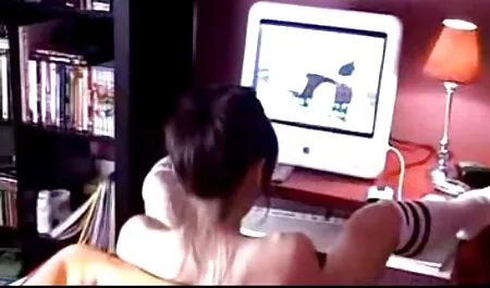 Hombre calvo rasga abrir una ver porno en español latino mujer en el sofá