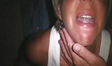 Chica videos pornos caseros latinos sentada en un juego con un agujero en el dormitorio