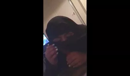 Cincuenta y cinco mujeres usan zapatos para tener sexo con el hombre en la parte superior de la porno latino en vivo caja de la cama después de Cooney