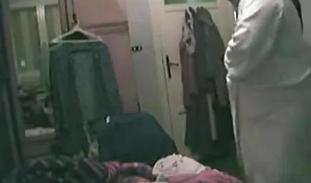 Las dos chicas se sentaron en el sofá y comenzaron porno videos en español latino a besarse