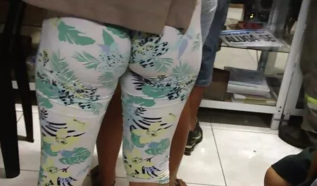 Rubia porn español latino slams culo con un amigo en el dormitorio