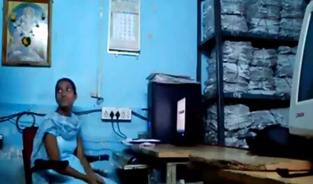 Una muñeca chupando polla de ver videos porno latino un amigo en su casa