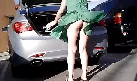 Masajear suavemente acariciar al cliente Delgado del vídeos de sexo latino abdomen