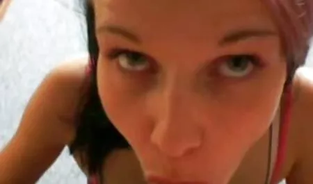 Rubia esposa xxx online latino haciendo un Mamada