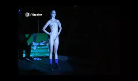 Coño afeitado hace una mamada de rodillas en el palacio servi porno latino