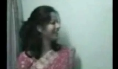 Mamá sentada porno para latinos con un gran culo cubriendo su cara amada antes del sexo