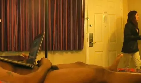 Hombre negro en camisa roja en porno hentai español latino el suelo