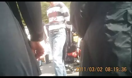 Milf con videos pornos caseros en español latino un vestido corto y mimar a un hombre por el río