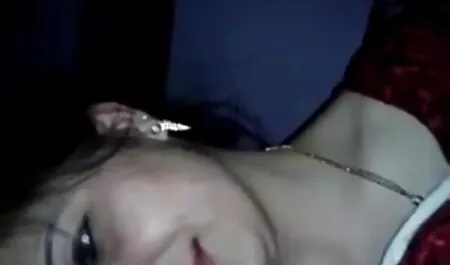 Ella se divierte con una máquina, videos porno español latino gratis delante de la webcam,