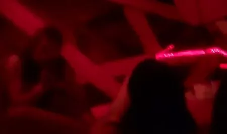 Ella está llena de videos porno en español latino pasión delante de la cámara sentada en el pene de la máquina