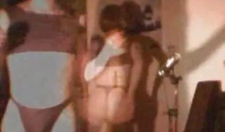 Chico golpeado videos porno audio latino en la sala de estar, con vistas a la piscina