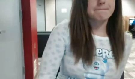 Rubia los agujeros con el xxx español latino chico en el sofá