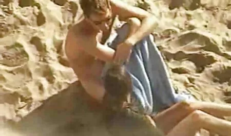 Maduro davalka viejo hombre en negro medias xxx en español latino en baño